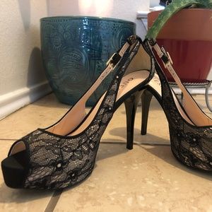 GUESS Peep-toe Platform Pumps